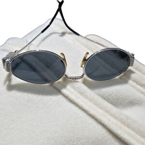 Elegant and authentic Gianfranco Ferre sunglasses, made in Italy.These designe